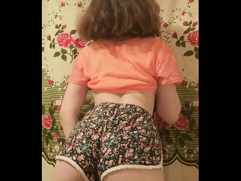 ❤️ Dhallaan yar oo sexy ah oo iska siibaysa surwaalka gaaban ee kamarada ❤  Galmo  ❤
